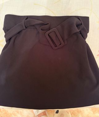 Falda negra con cinturón
