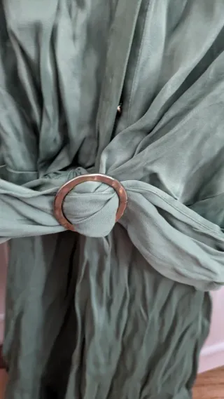 Vestido verde Zara con cinturón