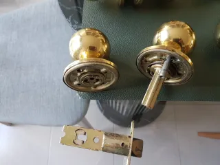 Manijas de puerta doradas