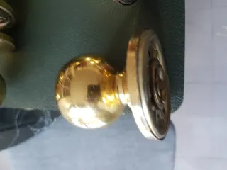 Manijas de puerta doradas