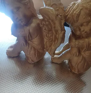 Estatuas de ángeles dorados