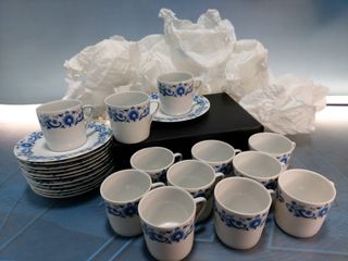 Set da caffè in porcellana. 12 Servizi: tazze e piatti.