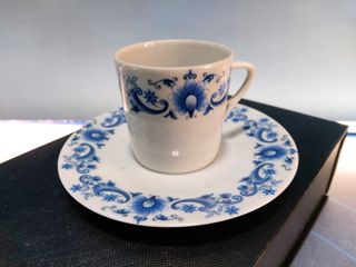 Set da caffè in porcellana. 12 Servizi: tazze e piatti.