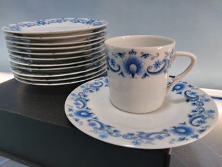 Set da caffè in porcellana. 12 Servizi: tazze e piatti.