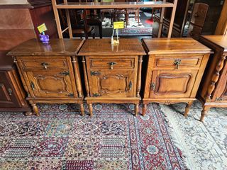 Mesas de cabeceira antigas em madeira maciça - Val