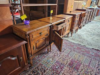 Mesas de cabeceira antigas em madeira maciça - Val