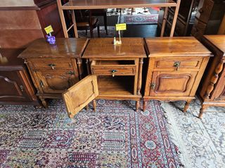 Mesas de cabeceira antigas em madeira maciça - Val