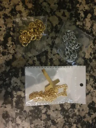 Cadena dorada con colgante de cruz