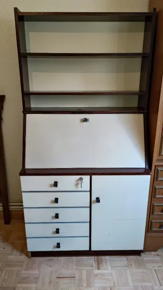 Escritorio secreto con luz