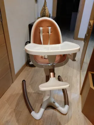 Trona bebé color cobrizo y blanca