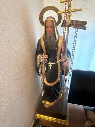 Figura antigua con aureola monge