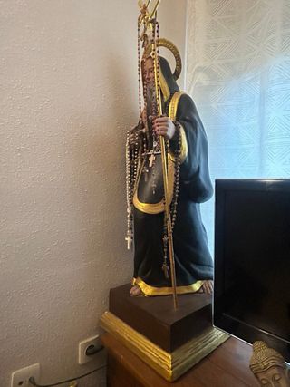 Figura antigua con aureola monge