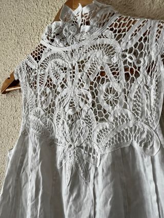 Top blanco boho encaje cuello alto sin mangas
