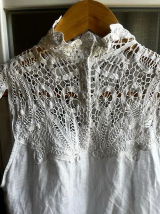 Top blanco boho encaje cuello alto sin mangas