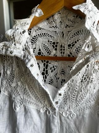 Top blanco boho encaje cuello alto sin mangas