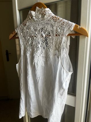 Top blanco boho encaje cuello alto sin mangas