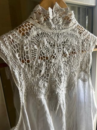 Top blanco boho encaje cuello alto sin mangas