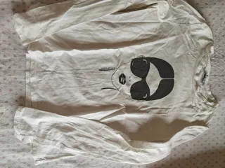 Camiseta blanca con estampado de mujer