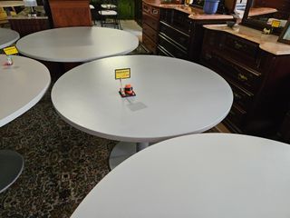 Mesas redondas de reunião - Tampo em madeira e pé