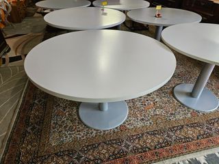 Mesas redondas de reunião - Tampo em madeira e pé