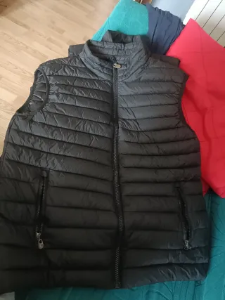 Chaleco negro sin mangas T8 años y 2 XL