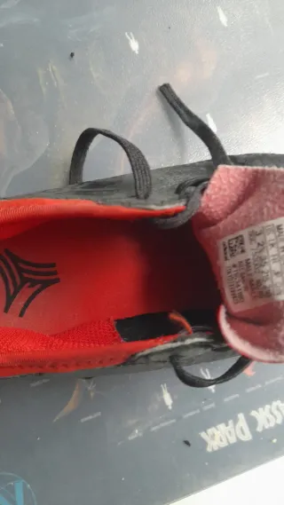 Botas de fútbol negras y rojas