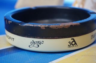 4 CENICEROS METÁLICOS CON PUBLICIDAD.