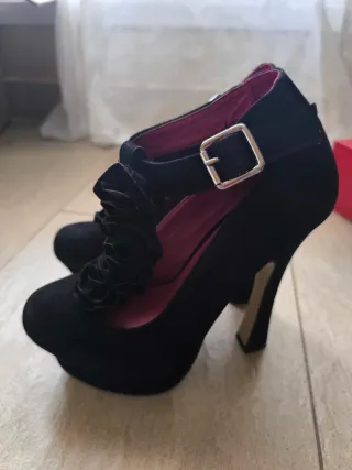 Zapatos tacón plataforma negros con flor