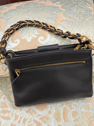 Borsa Guess nera con dettagli oro