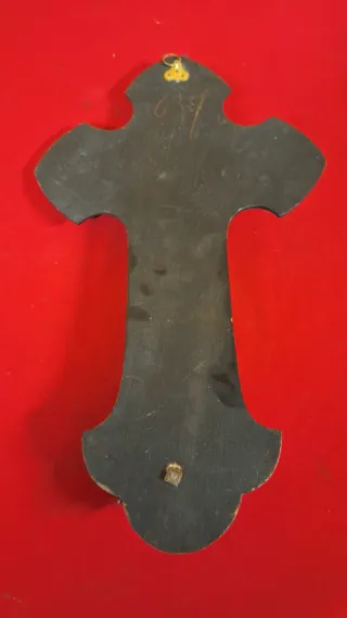 Cristo de madera con detalles dorados