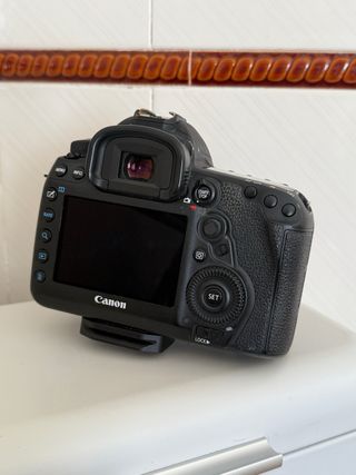 Canon EOS 5D Mark IV + Lente 35mm 1:2