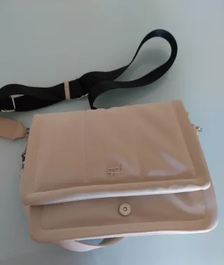 Bolso beige con correa negra