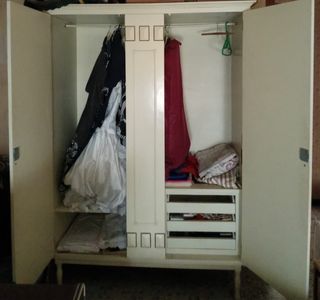 Armario de dos puertas beige