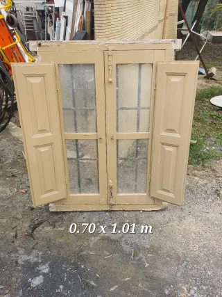 Ventana con reja y contraventanas