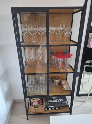 Moderna vitrina Metálica Negra con Estantes de Mad