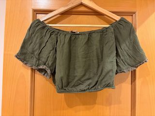 Varias camisetas, blusas y tops