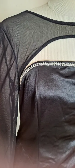 Vestido satén y gasa negro con escote