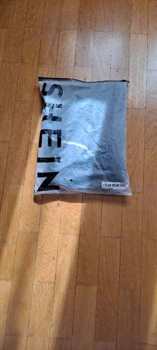 Vestido satén y gasa negro con escote
