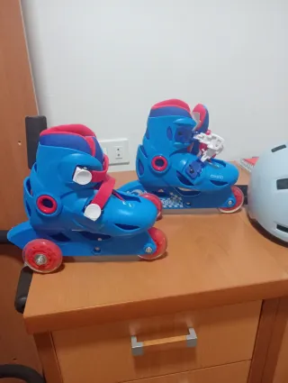 Patines infantiles con casco y protecciones