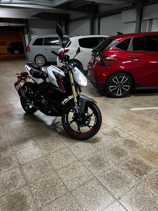 Moto QJ Motor SRK125 Naked Blanca y Roja