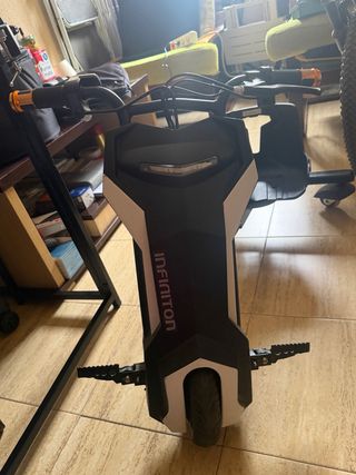 Moto eléctrica drift negra y blanca