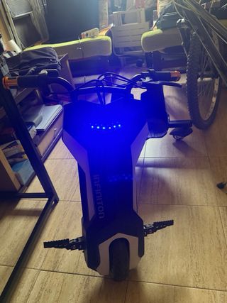 Moto eléctrica drift negra y blanca