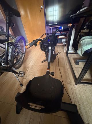 Moto eléctrica drift negra y blanca