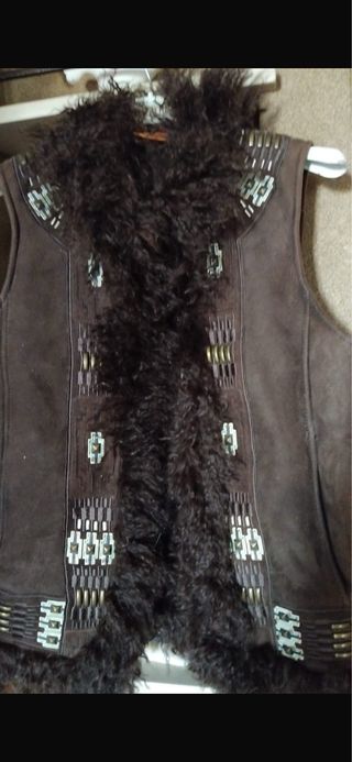 Gilet marrone con pelliccia e perline