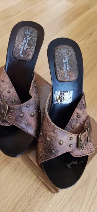 Zuecos Originales Marrones y Dorados