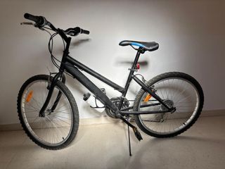 Bicicleta Negra con Casco y Botella