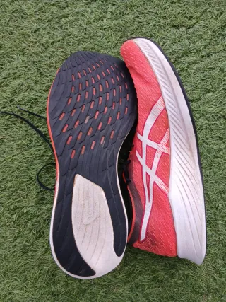 Zapatillas Asics Magic Speed, talla 46,5. Carbono.