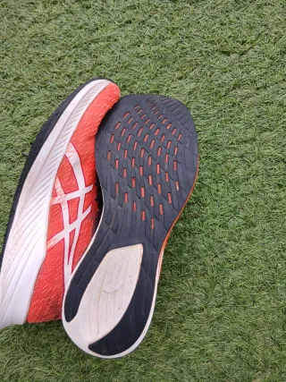 Zapatillas Asics Magic Speed, talla 46,5. Carbono.