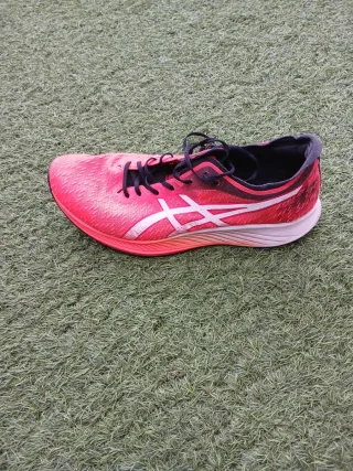 Zapatillas Asics Magic Speed, talla 46,5. Carbono.