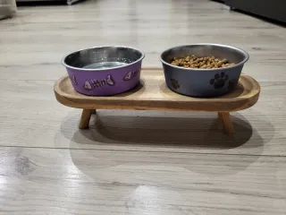 Estante decorativo de madera.